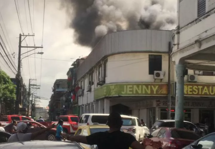 Bomberos atienden fuego en Colón. Foto/Cortesía