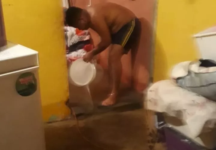 Las personas sacan el agua de sus residencias, y esperan apoyo de las autoridades. Foto/Diómedes Sánchez
