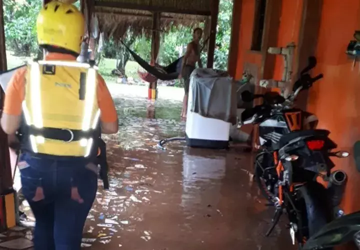 Personal del Sinaproc, llevó a cabo el censo de las casas afectadas por las inundacione. Foto/Diómedes Sánchez