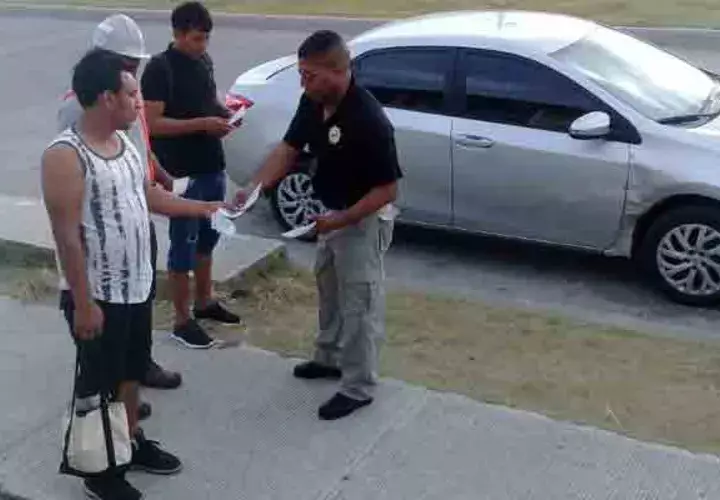 Un grupo de personas recibe información sobre la prevención de delitos. Foto/Diómedes Sánchez