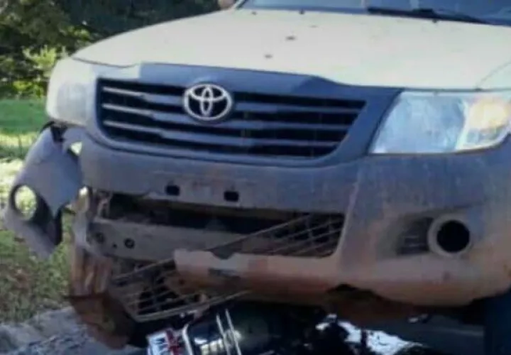 La moto que conducía el menor de edad en Colón, quedó debajo del vehículo pick up.