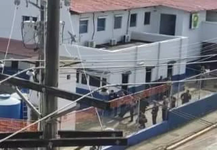 El subteniente de la Policía Nacional Sergio Cochez, se tomó por espacio de cuatro horas las instalaciones de la armería del Cuartel de la Calle 12 de Colón.