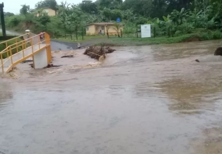 Suseth Espinoza, residente del área señaló que todo sucede porque la limpieza que se hacia en el afluente, no se culminó, dejando sedimentos, que con la lluvia, cayó a la quebrada. Foto/Diómedes Sánchez