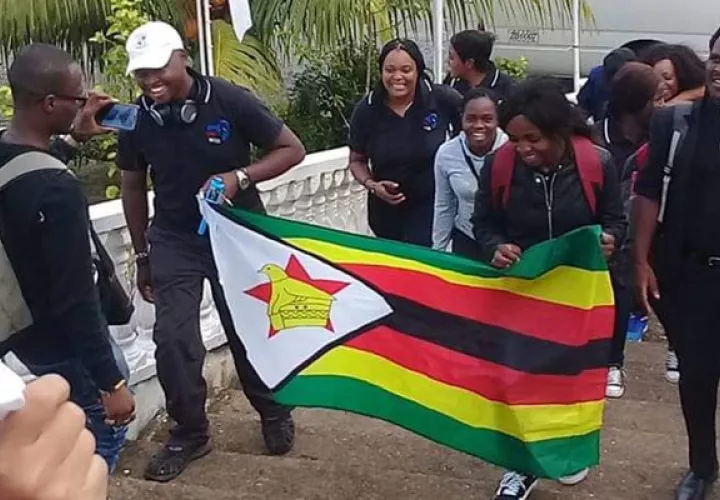 Los peregrinos de Sudáfrica son recibidos por los colonenses. Foto/Diómedes Sánchez