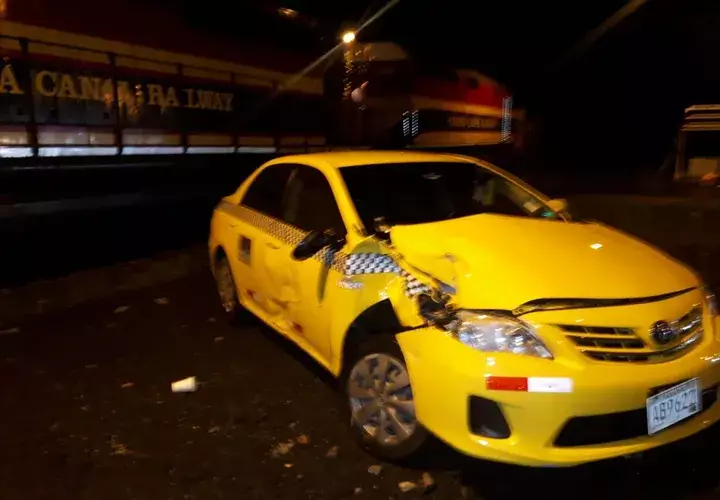 La versión del taxita afectado en este accidente de tránsito es que no escuchó el ruido del tren. Foto/Diómedes Sánchez