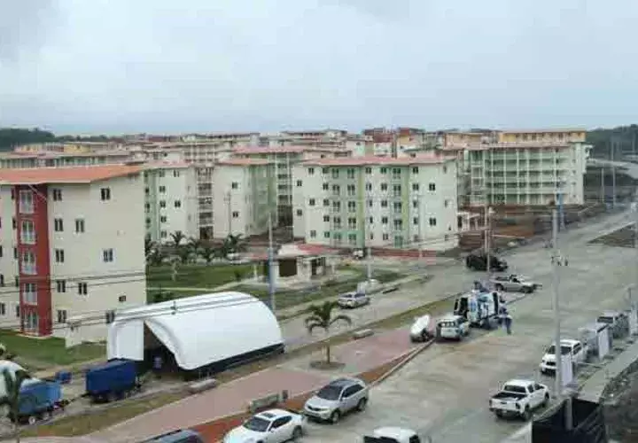 La acción de allanamiento se llevó a cabo en la torre L-14, apartamento 2E, en la que estuvo la fiscalía de circuito. Foto/Diómedes Sánchez
