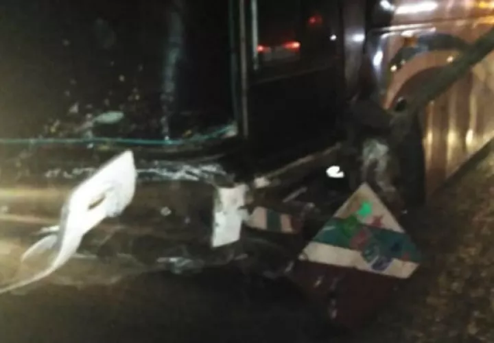 El accidente se dio entre un taxi y un bus tipo nevera, a eso de las 9:00 p.m., a la altura de la comunidad de Río Gatún.