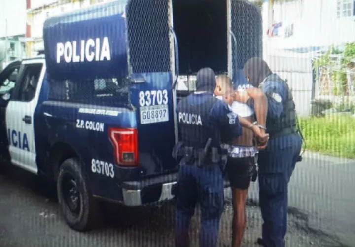 Momentos en que es montado a un patrulla. Foto: Diómedes Sánchez. 