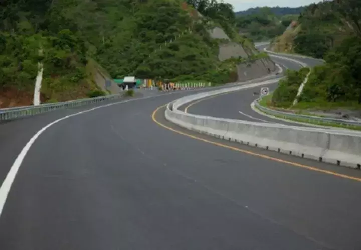 Buses usaban la autopista y no la carretera vieja. Foto. Diómedes Sánchez