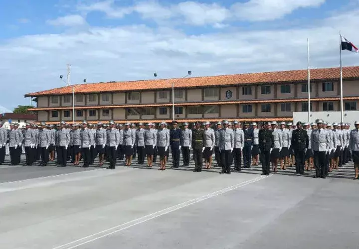 Graduación de cadetes de la Policía Nacional en el Residencial José Dominador Bazán. Foto: Diómedes Sánchez. 