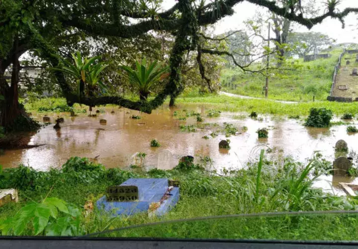 Cementerio en Arco Iris inundado tras la fuerte lluvia. Foto: Diómedes Sánchez.
