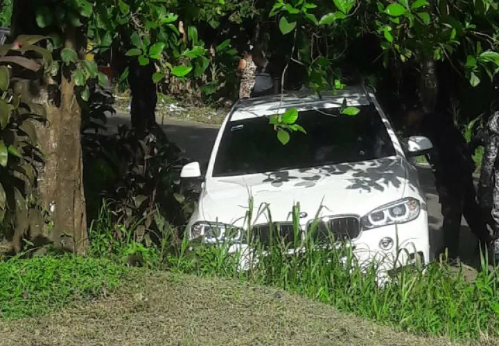 Policías inspeccionan el vehículo de la víctima. Foto: Diómedes Sánchez.