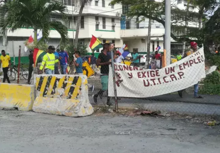 Los manifestantes portaban pancartas y en forma pacífica. Foto: Diómedes Sánchez. 