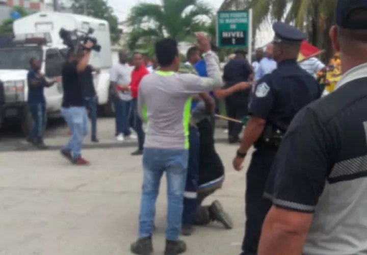 En el área se hicieron presentes miembros de la Policía Nacional que intentaron negociar con el grupo de manifestantes que está integrado por unas 30 personas.