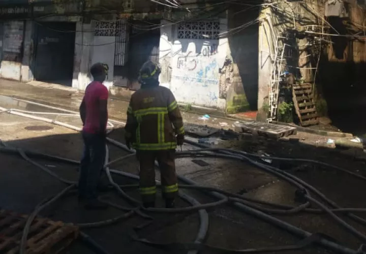 El CBN acudió a sofocar el incendio, pero cerca de las 2:00 p.m., se quedaron sin agua, por la baja presión, de allí que fue necesario, el envió de carros cisternas para sofocar el incendio y evitar que pase a otros caserones cerca al fuego.