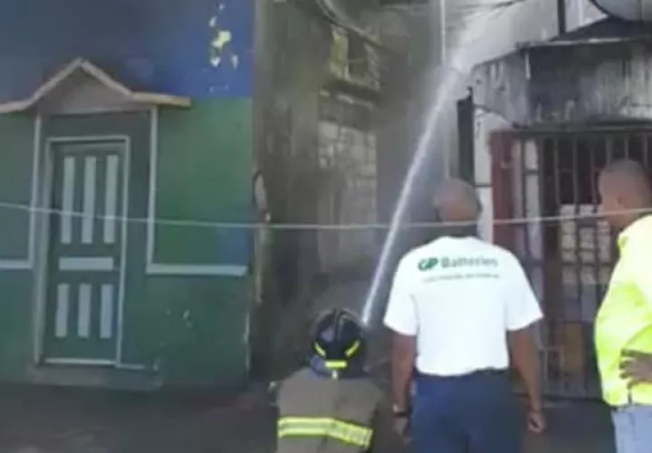 El fuego se concentró en el viejo caserón número 11071. Foto: Diómedes Sánchez. 