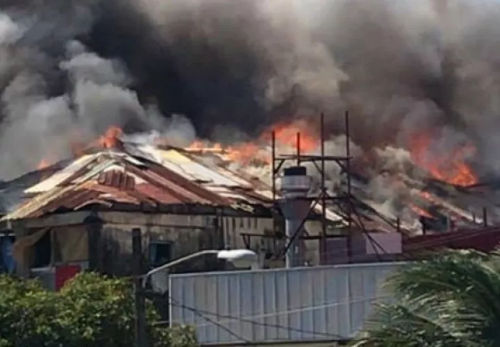 El fuego ocasionó una gran humareda. Foto: Diómedes Sánchez. 