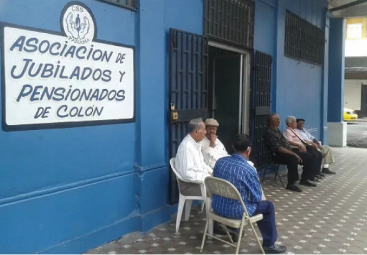 Los retirados colonenses exigen un aumento en el pago de sus jubilaciones las cuales aseguran, son sumamente bajas, sobre todo en un momento en que se dan constantes alzas en los alimentos de la canasta básica.