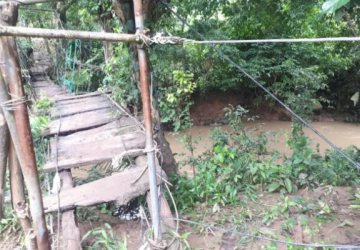 El puente colgante actual es un peligro.   Foto: Diómedes Sánchez.