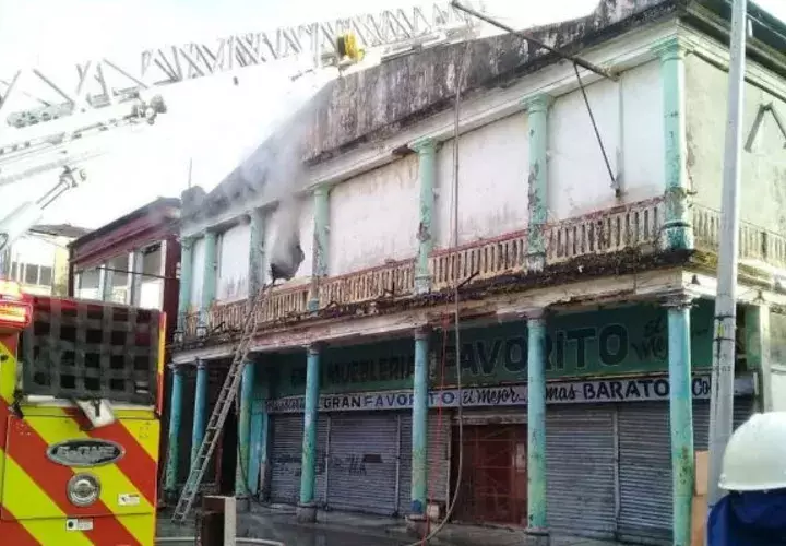 Bomberos sofocaron el siniestro tras llamada de vecinos. Foto. Diómedes Sánchez.
