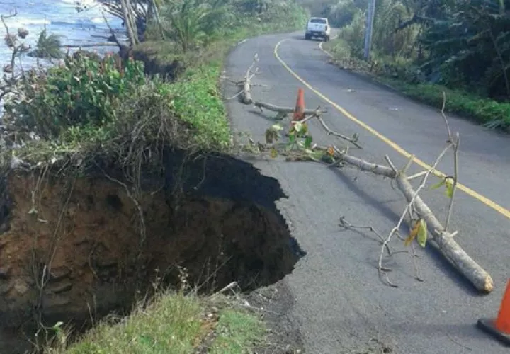 Vía a punto de colapsar. Foto: Diómedes  Sánchez S. 