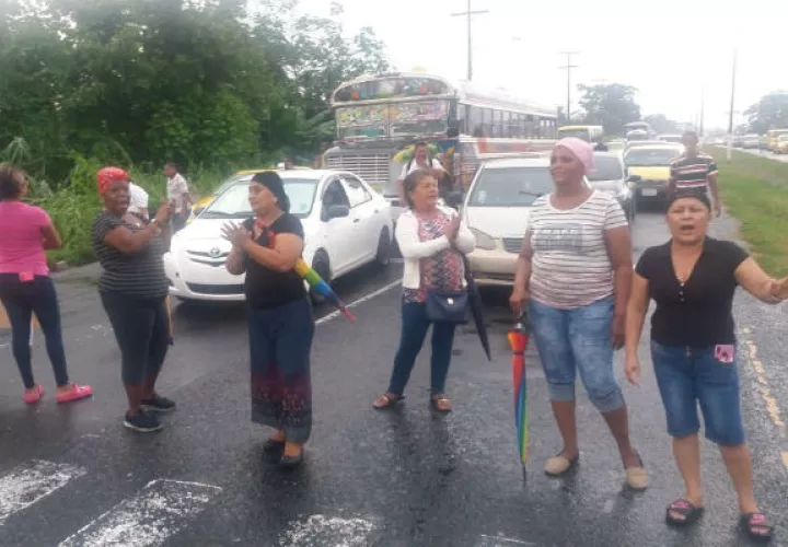 Una de las manifestantes, Luisa Brown de 36 años de edad indicó que ellos están cansados de no tener agua en sus residencias por lo que tomaron la determinación de cerrar la vía pública.
