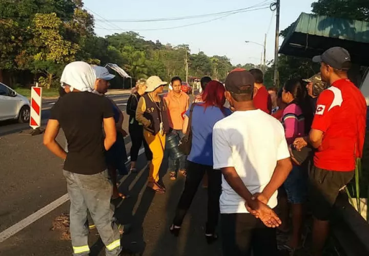 La protesta se dio en parte de la carretera y a orillas de la misma. Foto: Diómedes Sánchez. 
