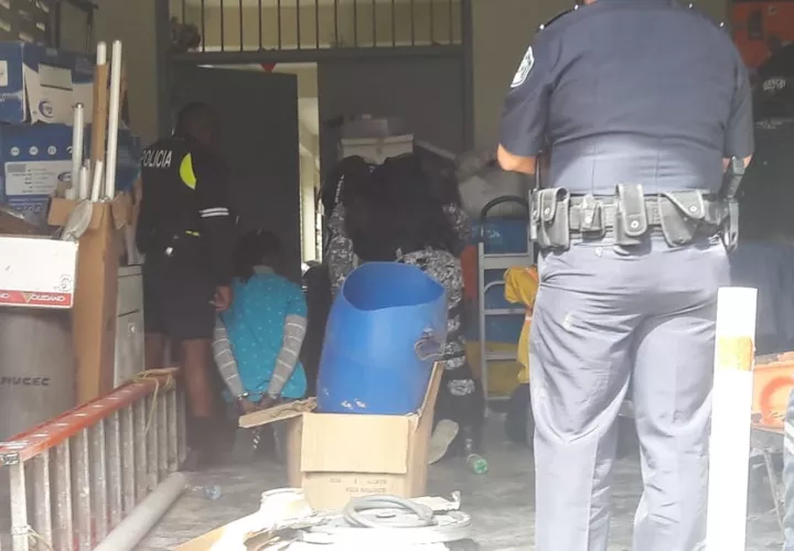 Ya en el área, hicieron un llamado a los delincuentes para que se entregarán quienes al verse rodeados accedieron al pedido de los agentes.