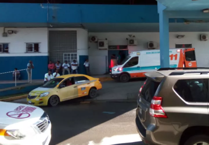 Fueron trasladados en ambulancias al hospital de Colón. Foto: Diómedes Sánchez.