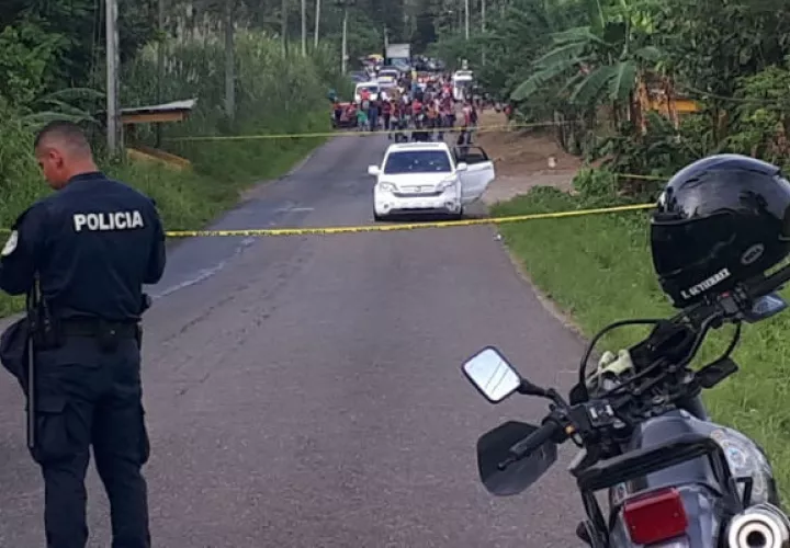 Policías custodian el área del hecho de sangre. Foto: Diómedes Sánchez