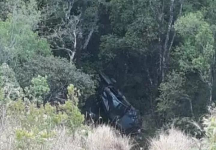Al parecer la víctima perdió el control del vehículo en una curva,  cayendo al precipicio, donde no se descarta que el mismo trató de esquivar un hueco en la vía. Foto/Mayra Madrid