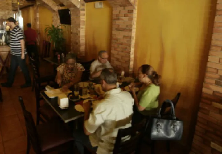 Las noches de los fines de semana ya no son igual que antes, debido a la poca cantidad de personas que asisten a los restaurantes por los robos. Foto: Archivo