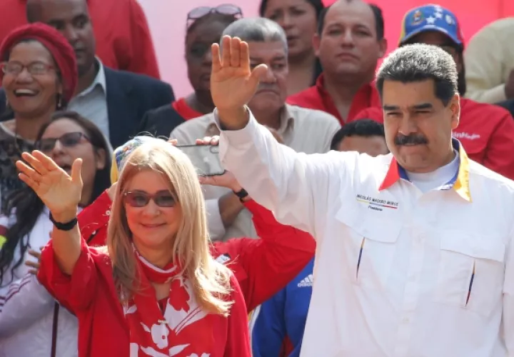 Nicolás Maduro y su esposa celebran el aniversario de su disputada reelección en medio de una creciente crisis humanitaria y agitación política. FOTO/AP