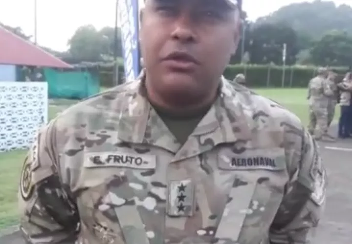 Comisionado del Servicio Nacional Aeronaval, Eric Fruto, explica los resultados de los operativos realizado el fin de semana tanto en el Atlántico como en el Caribe panameño. Foto/Facebook/Senan