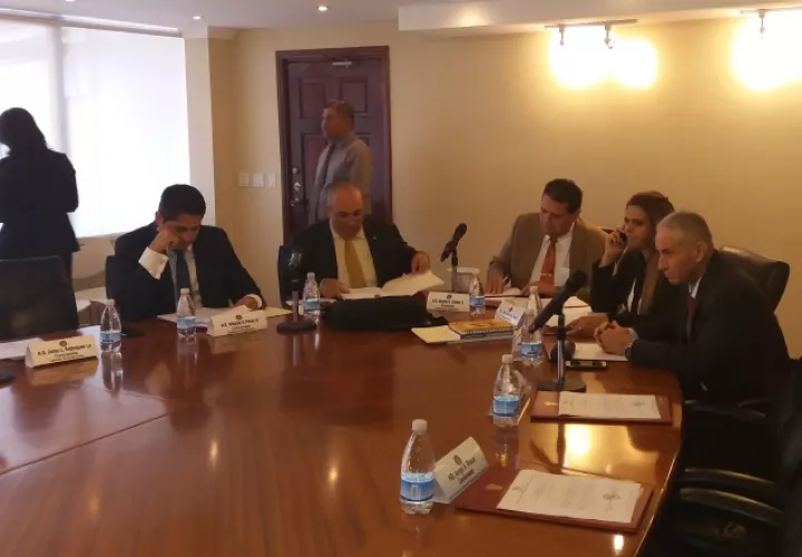 La Comisión de Credenciales de la Asamblea Nacional tiene pendiente abordar ocho denuncias contra el magistrado Harry Díaz.