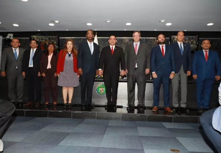 El diputado Leandro Ávila (Izq) fue juramentado como el presidente de la Comisión de Gobierno.