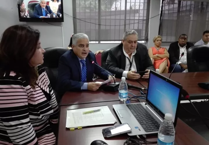La sesión de la Comisión de Presupuesto fue presidida por el diputado perredista,  Benicio Robinson.