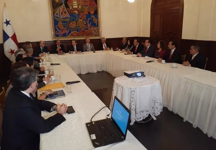 Además del informe, la comisión hizo entrega de una serie de recomendaciones de la ciudadanía.