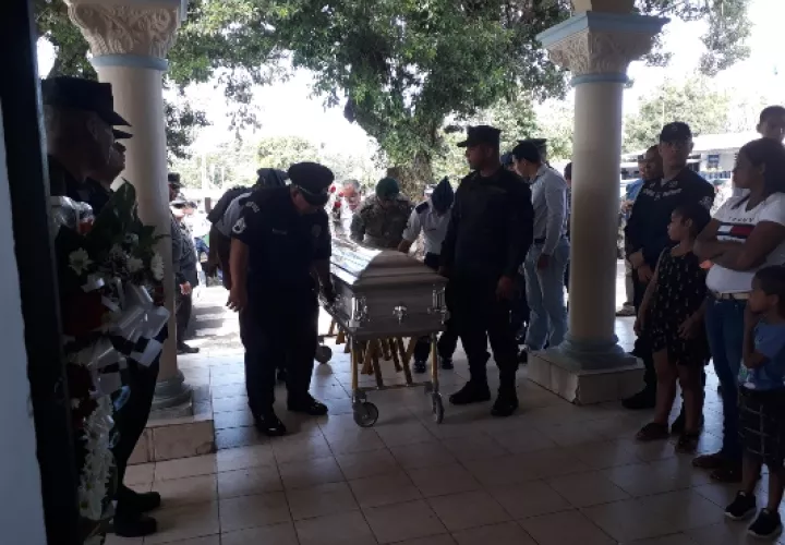 Sepelio del comisionado asesinado Samuel Espinoza el 6 de abril de 2018 en la comunidad de Santa Marta en el distrito de Bugaba