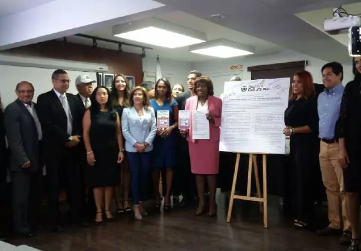 Asistentes a la firma del pacto por la seguridad vial. Nilda Quijano (rosado) fue la única candidata. Foto de Yaissel Urieta Moreno 