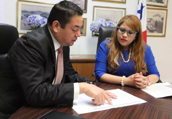 Luis Ramírez, director de Conades, al momento de interponer la denuncia ante Elsa Fernández, jefa de la Autoridad de Transparencia. Foto de cortesía