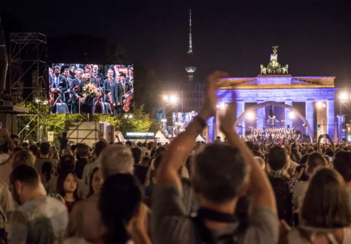 Un concierto en Berlín atrajo a 20 mil personas a ver al director de orquesta Kirill Petrenko asumir el puesto. Foto/ Gordon Welters para The New York Times.