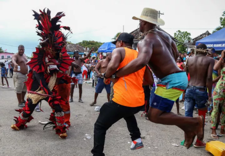 Espectáculos y danzas que realizan descalzos para comunicar con la tierra. Foto/Cortesía