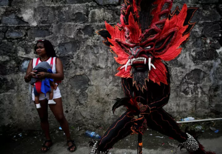 Danzantes participan en la onceava edición del festival de diablos y congos este sábado, en Portobelo (Panamá). Foto/EFE