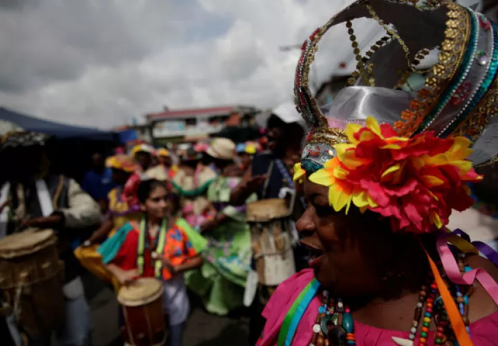 Danzantes participan en la onceava edición del festival de diablos y congos este sábado, en Portobelo (Panamá). Foto/EFE