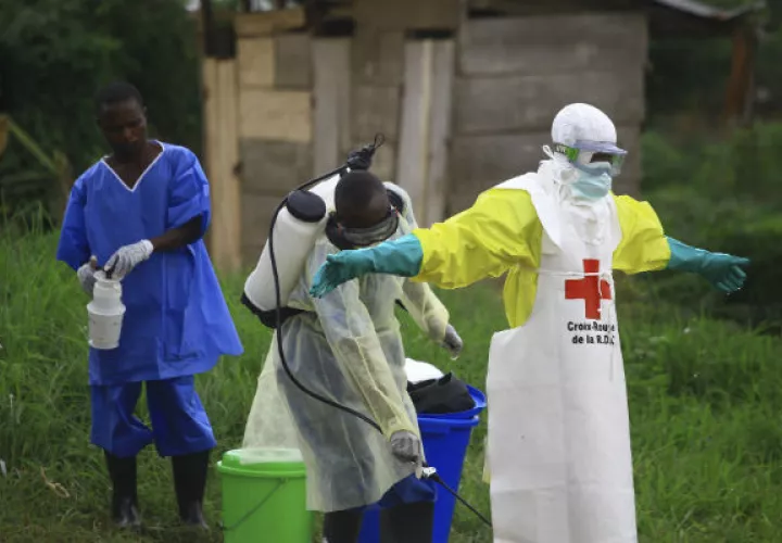 Un funcionario de salud desinfectando contra el ébola en Beni (Congo). Foto: AP.