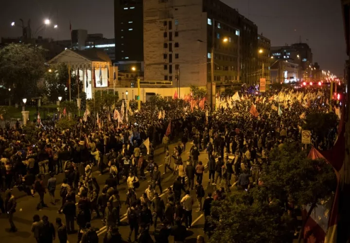 Los manifestantes que se habían reunido para protestar contra los legisladores que adelantaron una votación para seleccionar una lista casi completa de nuevos magistrados para el Tribunal Constitucional, continúan fuera del Congreso después de que el presidente Martin Vizcarra disolviera la legislatura en Lima. 