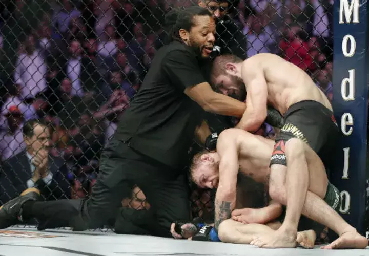 Conor "The Notorius" McGregor, es sometido por Khabib Nurmagomedov. Foto:AP