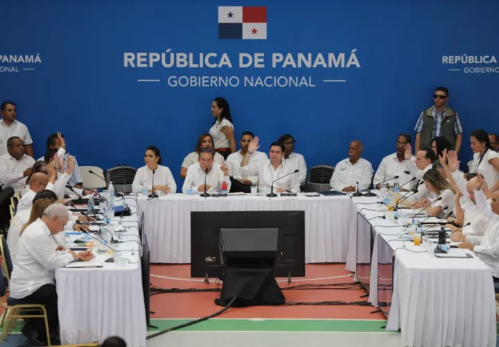 La decisión de presentar las reformas constitucionales ante la Asamblea Nacional se tomó en el tercer Consejo de Gabinete. 