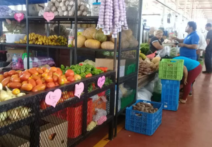 Consumidores buscan opciones de precios de los productos en Merca Panamá, aunque algunos han aumentado por la sequía. Foto: M. Murillo